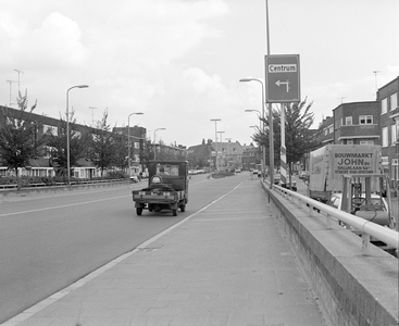 884478 Afbeelding van een ANWB-wegwijzer langs de reling van de Balijebrug te Utrecht, met op de Balijelaan een kleine ...